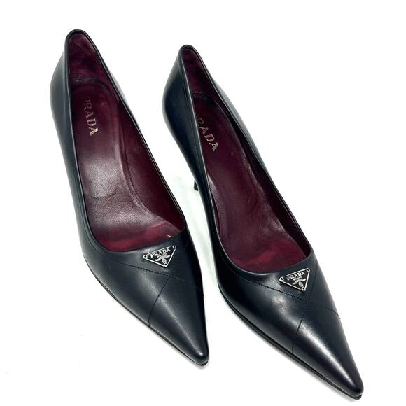 Prada Triangle Logo Black Leather Pumps Pointed TOE Kitten Heel size 38 EU 8 US - Picture 1 of 7